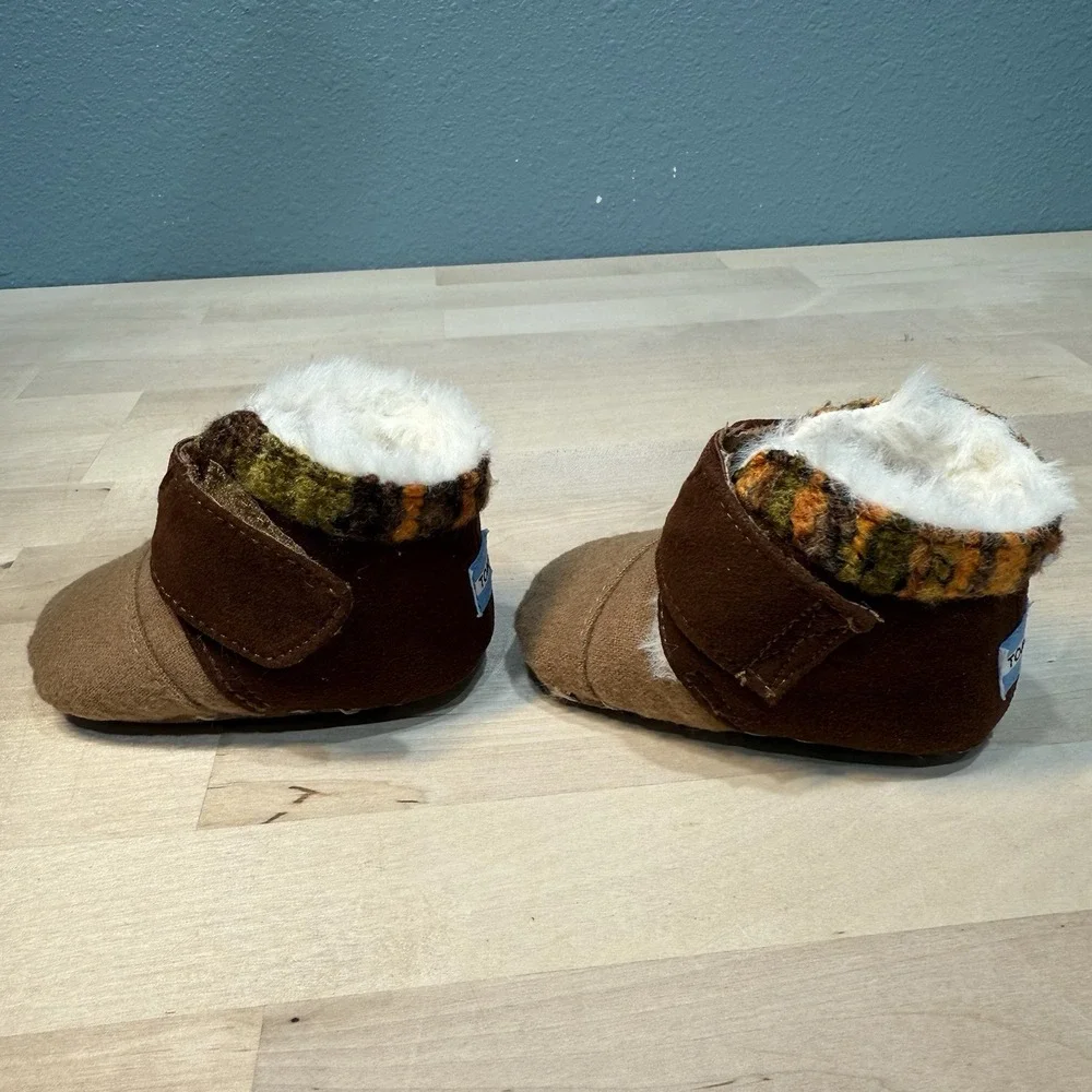 Toms Baby Moccasins Slippers Booties Size 2 Shoe Fur Brown Unisex Baby Toddler